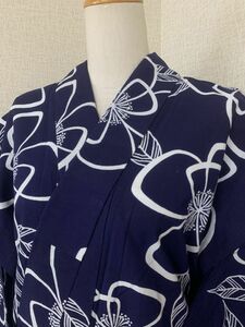 美品　婦人　女性　浴衣　木綿　鉄紺色に花紋様の染め抜き　丈160cm　夏祭り　盆踊り　お稽古に　夏の装い　保管品