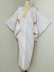 婦人　着物の長襦袢　正絹縮緬　袷　衿付き　薄桜色に花紋様の染め　丈121cm　保管品