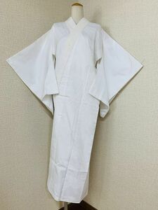 婦人　着物の長襦袢　袷　化繊　綸子地紋　衿付き　白色　丈131cm　保管品