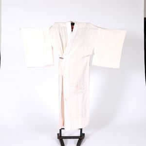 Art hand Auction Sous-vêtement long, rose clair, fleur, shibori, peinte à la main, avec motif plumes A202, Kimono femme, kimono, Sous-vêtement long, Prêt à l'emploi
