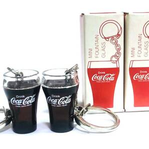 日本コカコーラ社正規品 未使用 1970年代 ミニ ファンテングラス キーホルダー 2個 当時物 昭和レトロ ミニチュア ノベルティ 非売品 の画像1