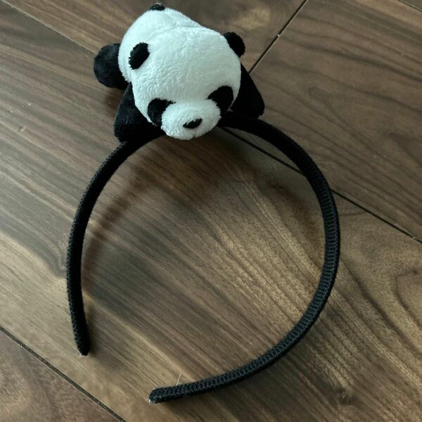 パンダが頭に乗る形のカチューシャです。4年前に購入し、ほぼ使用なしです。パンダが嵩張るので、送料でやや高めにしてます。