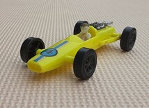 昭和レトロ レーシングカー 4 F1 カラー スポーツカー 黄色 イエロー ミニカー おもちゃ 飾り コレクション 雑貨 置物 プラスチック 香港製_画像1