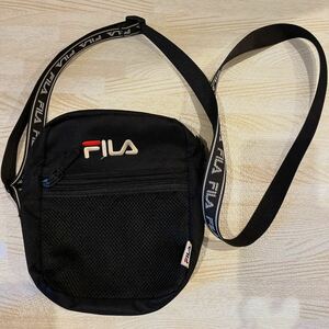 FILA フィラ　ショルダーポーチ ショルダーバッグ ポシェット　ミニバッグ　刺繍　ブラック 黒 男女兼用　Y