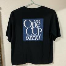 ONE CUP OZEKI (ワンカップ大関) - フロント刺繍Tシャツ お花 花挿 コップ SAKE 酒Tシャツ MEN 半袖Tシャツ 黒 4L (タグ付き新品未着用品)_画像4
