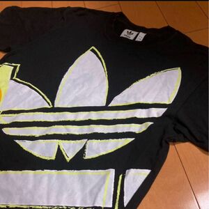 adidasビックロゴブラックコットンT