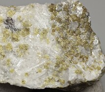 ★珪灰石中のグリーンアンドラダイトガーネット結晶53g no52 国産鉱物 鉱物標本 原石 天然石 標本_画像1