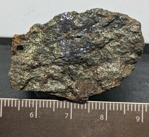 ★磁硫鉄鉱中の閃亜鉛鉱　原石 国産鉱物標本 25g no63
