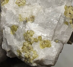 ★淡いマスカット色のアンドラダイトガーネット　41g no54　結晶　国産鉱物 標本 原石 天然石 鉱物標本