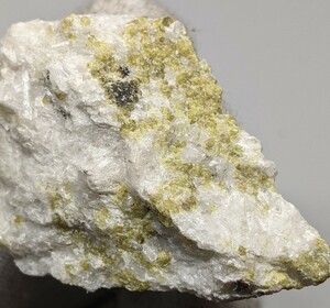 ★珪灰石中のグリーンアンドラダイトガーネット　結晶49g no51　国産鉱物