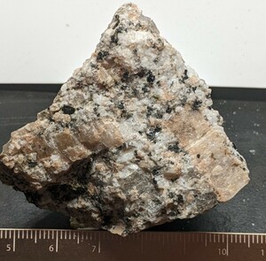 ★淡いピンク長石がみられる　花崗岩　90g no57　岩石　国産鉱物 鉱物標本