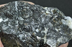 ★　良質な鉄鉱石　磁鉄鉱原石125g no8　国産鉱物 国産鉱物標本