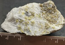 ★珪灰石中のグリーンアンドラダイトガーネット結晶53g no52 国産鉱物 鉱物標本 原石 天然石 標本_画像2