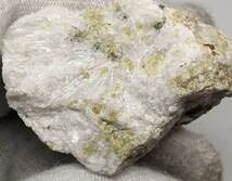 ★珪灰石中のグリーンアンドラダイトガーネット結晶53g no52 国産鉱物 鉱物標本 原石 天然石 標本_画像4