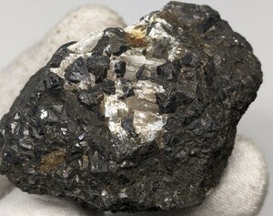 ★良質な磁鉄鉱原石125g no43　国産鉱物標本 原石