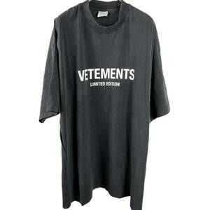 Vetements(ヴェットモン) LOGO LIMITED EDITION UE63TR720X T Shirt (black)