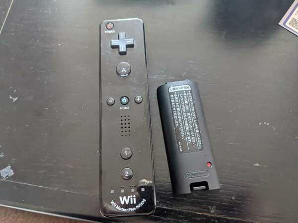 Wiiリモコンプラス　黒　クロ　コントローラー　動作品　ボタン付き電池　wiiＵ