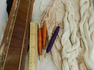古い絹糸　他　まとめて　在庫処分　織物　シルク　アイボリー　オレンジ　緑　黒　竹筏　昭和レトロ　ディスプレイ　