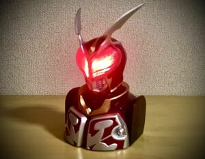 ★ 仮面ライダーカリス ライトアップ胸像モデル 暗闇に反応して目が光る！光センサーシステム搭載！高さ約16cm 仮面ライダーブレイド 剣