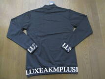 ☆LUXE AKM PLUS/リュクスエイケイエムプラス☆未使用 裾ロゴモックネック長袖Tシャツ サイズ：M ブラック スポーツ ジム ゴルフ おしゃれ_画像9