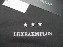 ☆LUXE AKM PLUS/リュクスエイケイエムプラス☆未使用 裾ロゴモックネック長袖Tシャツ サイズ：M ブラック スポーツ ジム ゴルフ おしゃれ_画像5