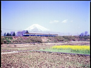 ★鉄道写真 カラー ポジフィルム 6×4.5 クモハ73他 御殿場線 岩波－裾野間④ 1コマ 1979年4月撮影 3103 ★