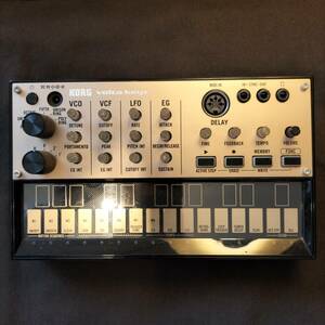 KORG アナログ ベースマシン volca bass 16ステップシーケンサー 電池駆動 スピーカー内蔵 ヘッドフォン使用可 どこでも使えるコンパク