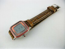 o25u20★VEGA 古い腕時計 アナログ調 デジタル時計 電池交換済 動作あり 在庫品 珍品_画像1