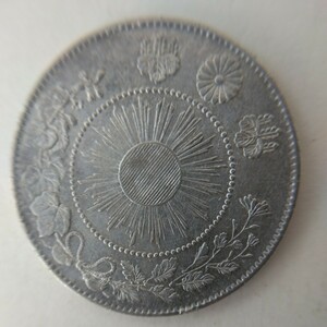 旭日竜大型50銭銀貨の明治4年貨幣です。トメホンと言われている銀貨と思います。写真で、判断してください。