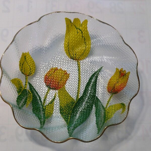 レトロポップなフレアプレート　花柄盛り皿　ガラス皿