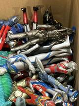 4e11 必見 ! ウルトラマン 仮面ライダー 怪獣 ソフビ フィギュア 食玩 まとめて 65点以上 中古品 現状品 ジャンク扱い !_画像3