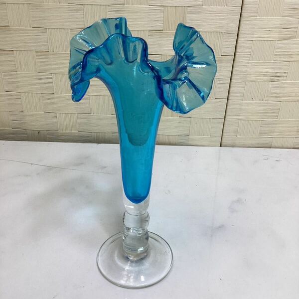レトロ　フラワーベース　花瓶　吹きガラス　フリル型　ブルー　爽やか　Ｊ118