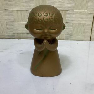 合掌人形　可愛い　大仏オブジェ　置物　11.5cm 陶器ゴールドカラー　Ｊ121