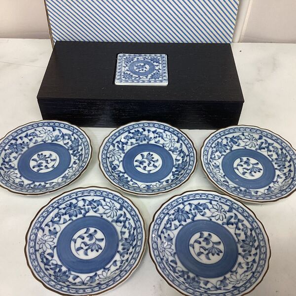 呉須唐草 小皿 セラミック藍 陶器装飾付き木箱 WK7804 日本製 和 K46