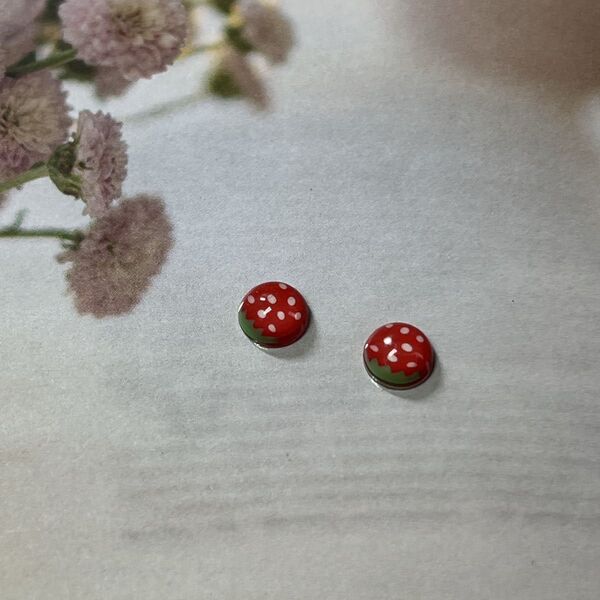 ハンドメイド*ピアスorノンホールピアス 苺