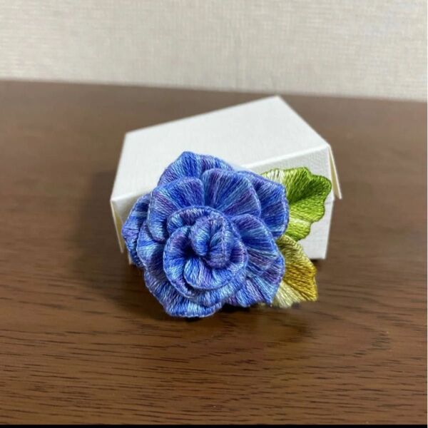 ハンドメイド 薔薇刺繍ブローチ ブルーグラデーション