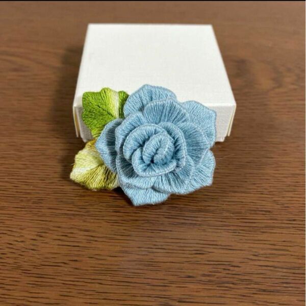 ハンドメイド 薔薇刺繍ブローチ くすみミント