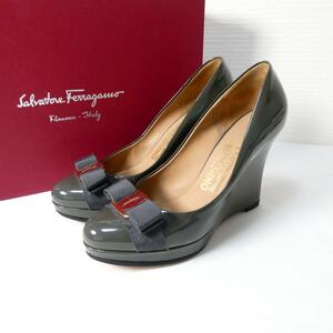 美品 Salvatore Ferragamo サルヴァトーレフェラガモ TOSCA 6.5C 約24㎝ ヴァラリボン エナメル ウェッジソール パンプス ダークグリーン