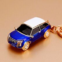 キーホルダー 車 青 ブルー 白 ミニカー キラキラ バッグチャーム 男の子_画像1