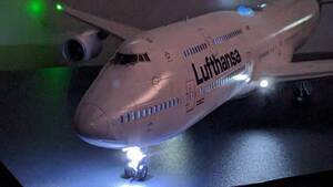 1/144 Revell製 Lufthansa B747-8 LED組込 完成品