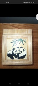 パンダの木箱　かわいい２匹の　彫り込みあり古い味のあるものもともとはウーロン茶の箱だったようです