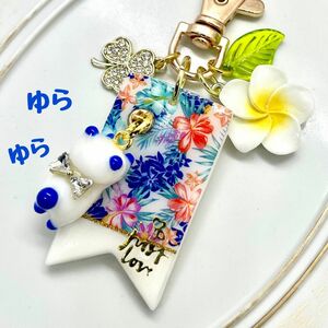 【ゆらゆらネコちゃん♪】　ねこキーホルダー　　　　　ネコキーホルダー　ハンドメイド　レジン　バッグ　スマホ　猫　ハイビスカス