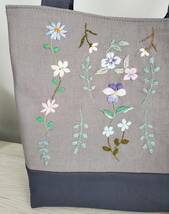 ハンドメイド　グレーリネン　色々なお花の手刺繍　トートバッグ　ポケット二室_画像3
