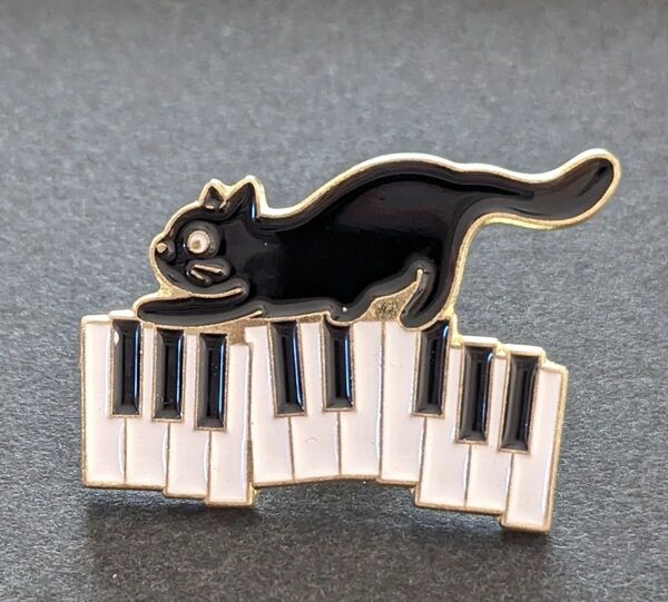鍵盤の上の黒猫 ピンバッジ 猫 ネコ ねこ