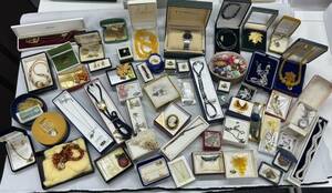 * boxed in the case wristwatch accessory summarize set approximately 78 point weight 4.4.*