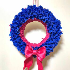 ハンドメイド　布リース　青バラ×ピンクの花びら　リボン付き　原色　玄関リース クリスマス　ツリーにも　手作り　おしゃれ 看板代わり