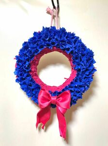 ハンドメイド　布リース　青バラ×ピンクの花びら　リボン付き　原色　玄関リース クリスマス　ツリーにも　手作り　おしゃれ 看板代わり