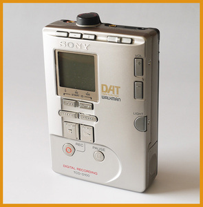 [SONY]* Sony * recording DAT Walkman *TCD-D100*DAT WALKMAN* digital audio tape ko-da-* junk * free shipping *