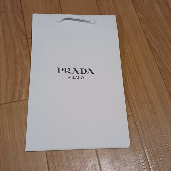 プラダ　Prada ショップ袋 紙袋 ショッパー ラッピング ギフト 新品未使用