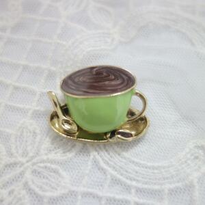 コーヒーカップとスプーン　ブローチ　黄緑カップ　小ぶり可愛い　ブローチ